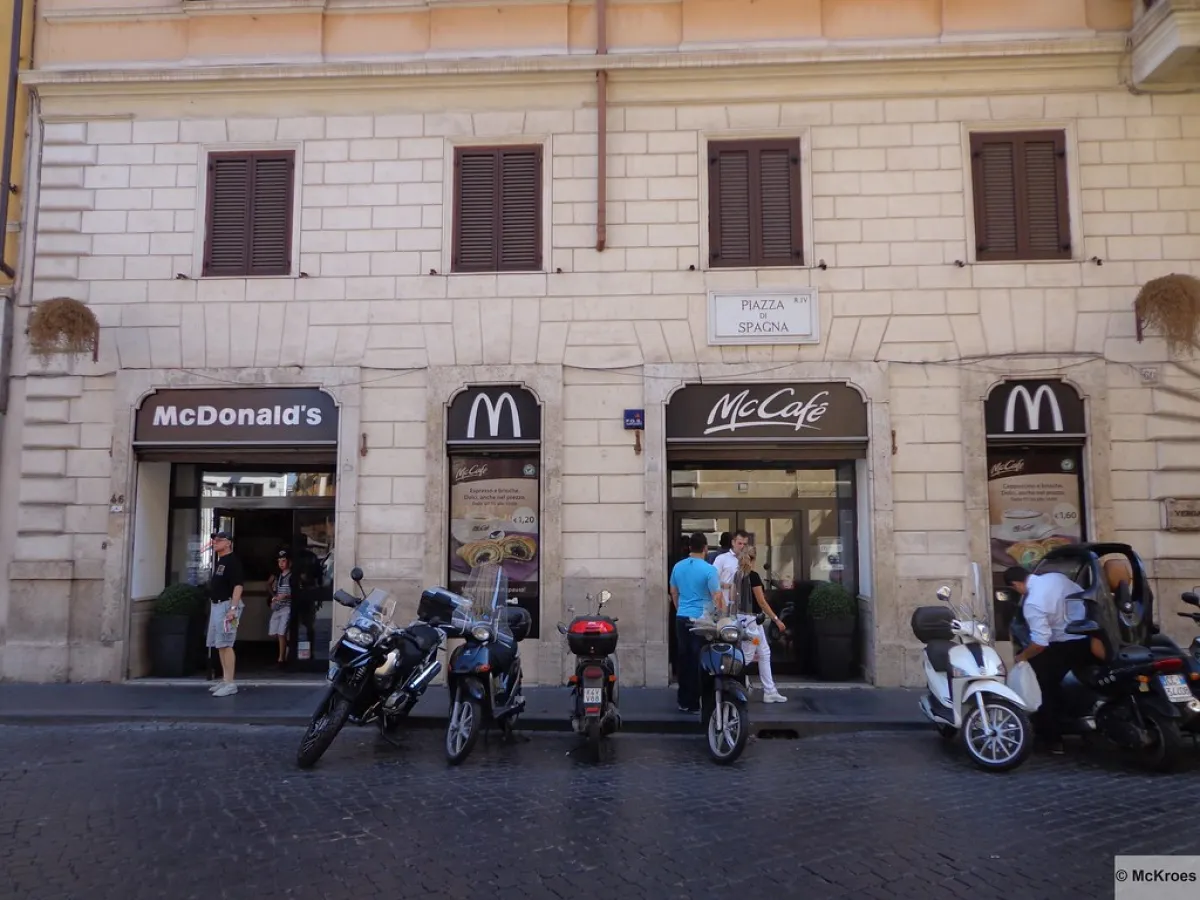 Quando Valentino si oppose al McDonald’s di Roma: la protesta del 1986 e un’epoca ormai superata
