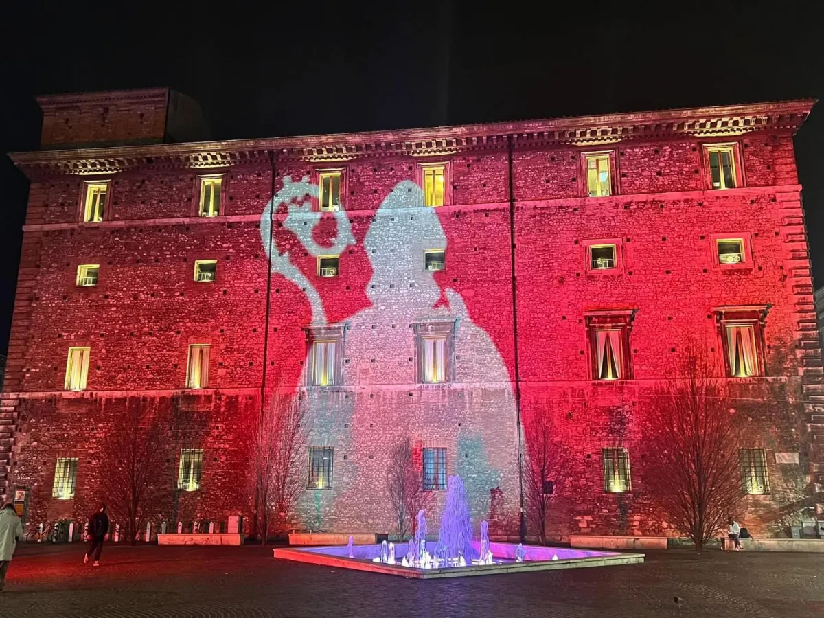 San Valentino, Terni si veste di rosso: maxi-cuori, luminarie e set-love nei punti nevralgici del centro storico
