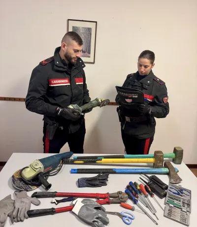 Castiglione del Lago, blitz dei Carabinieri contro una banda di ladri: auto rubata, refurtiva e pistola. Arrestato un 32enne