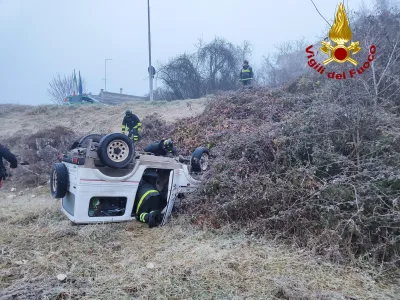 Norcia, si ribalta con l'auto e finisce in una scarpata. Rischio incendio scongiurato dai Vigili del Fuoco
