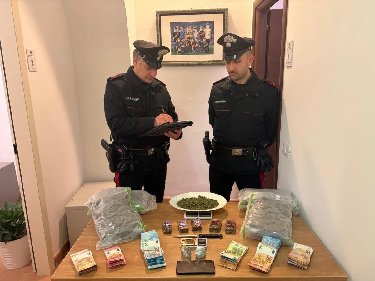 Perugia, 37enne nascondeva 2,5 chili di droga e 18mila euro in contanti: scatta l'arresto