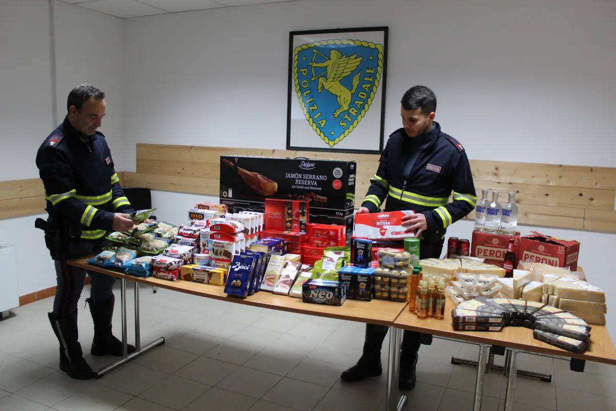 Presi dalla Polstrada di Orvieto con scatoloni pieni di cibo pregiato e un kit da scasso: denunciati due stranieri