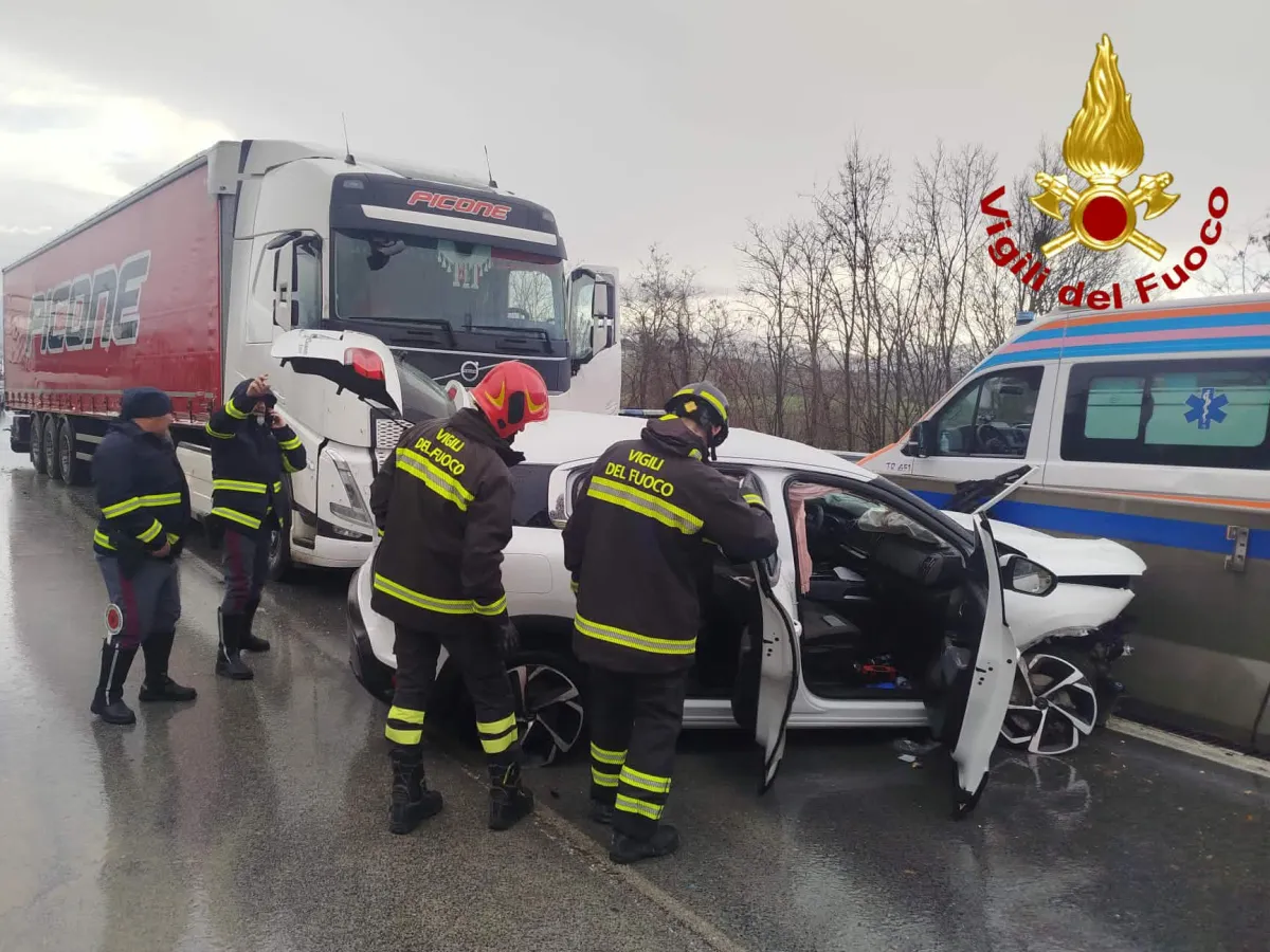 Terni, grave incidente prima dello svincolo di San Gemini Sud: auto contro camion