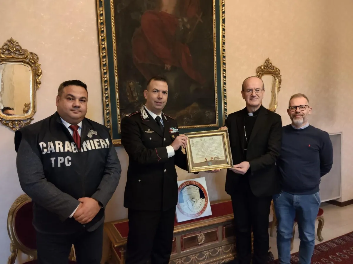 Bolla papale in vendita al mercato di Campello. I Carabinieri la recuperano e consegnano all'Arcidiocesi di Pesaro