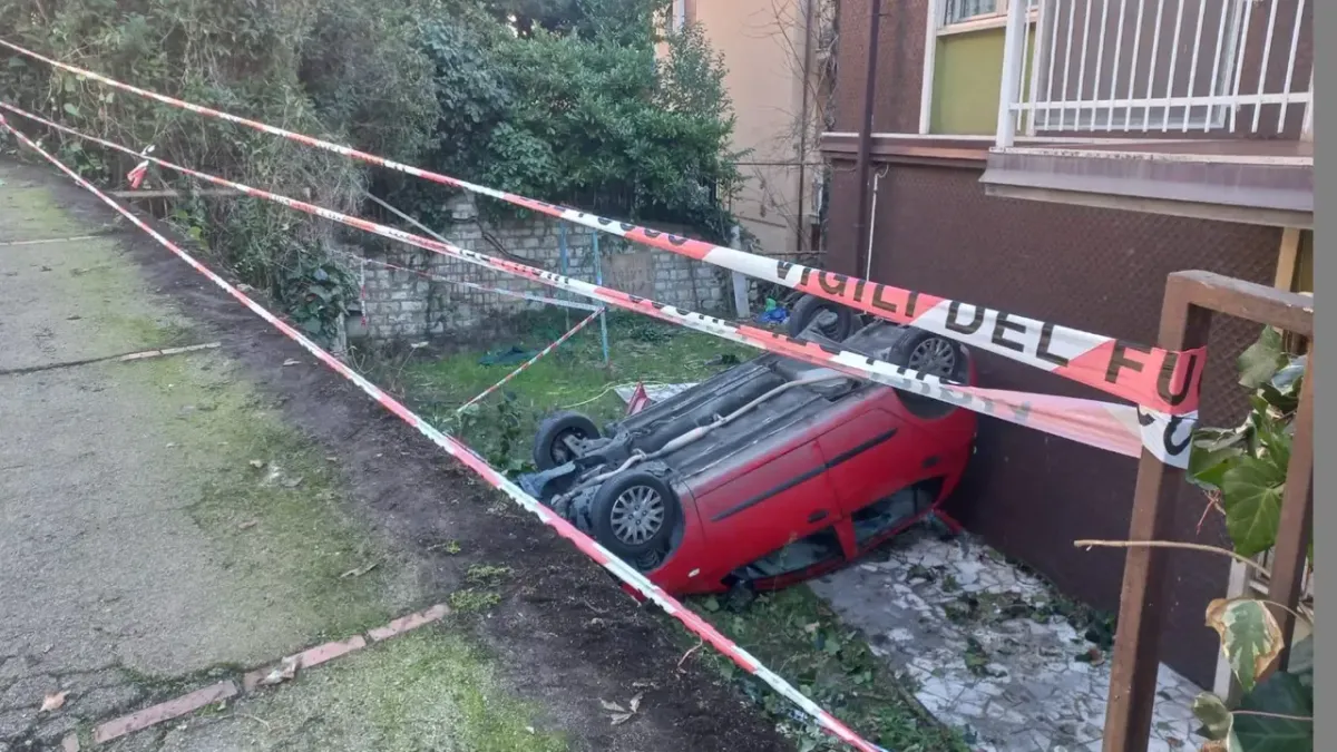 Perugia, auto travolge una ringhiera e precipita in un cortile: due donne ferite