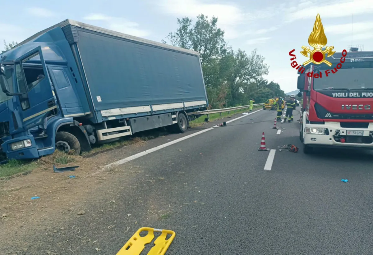 Perugia-Bettolle, tir esce di strada e si ribalta: conducente illeso