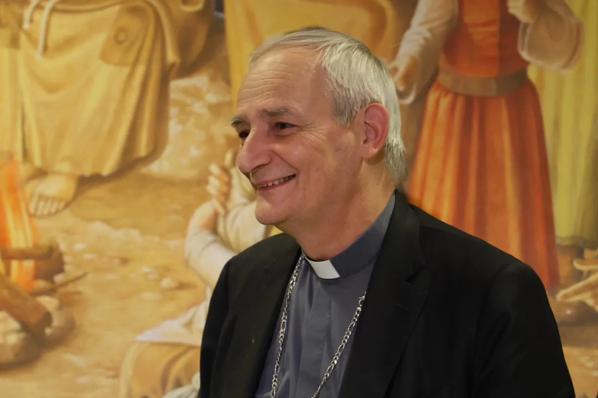 Zuppi da Assisi: “Disarmiamoci per aiutare il mondo a disarmarsi”. L’appello alla pace che richiama il Papa