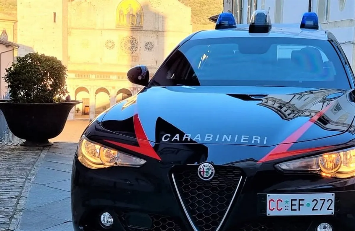 Spoleto, studente entra in classe con una maschera di Carnevale e una pistola "giocattolo": fermato