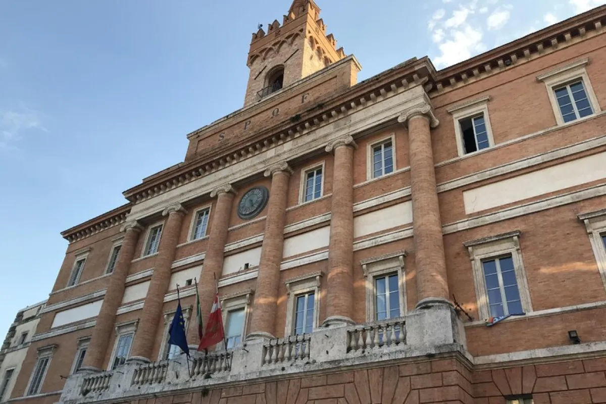 Foligno “si accende” per San Valentino: torrino e Porta San Felicianetto illuminati di rosso dal 7 al 15 febbraio