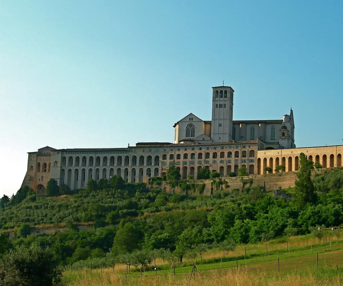 Assisi si prepara alla prima ostensione pubblica e prolungata delle spoglie di san Francesco: attesi centinaia di migliaia di pellegrini