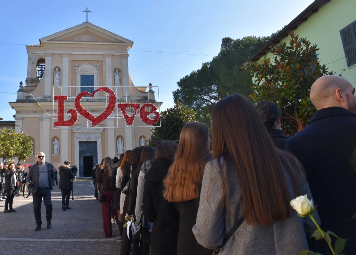 Pellegrinaggio d'amore a Terni: 50 coppie da tutta Italia giurano fedeltà davanti all'urna di San Valentino