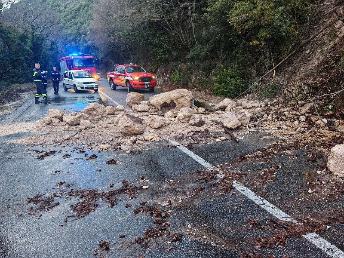 Frana sulla Sp 79 Ternana a Piediluco, tratto chiuso al km 21+750: riapertura a senso unico alternato