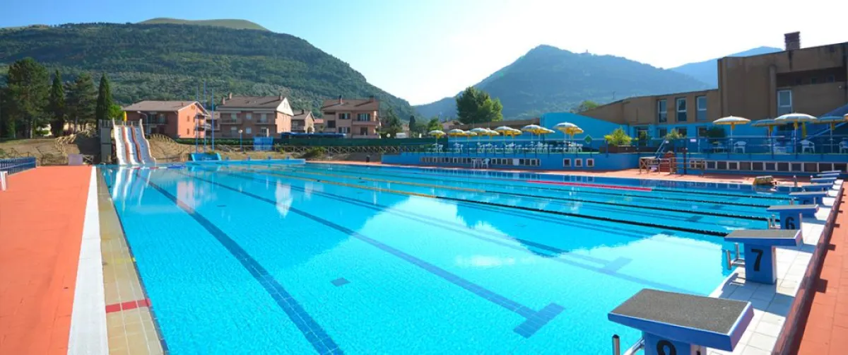 Piscina di Gubbio, lavori finiti ma pagamenti bloccati: il caso giudiziario che mette in difficoltà Comune e subappaltatori