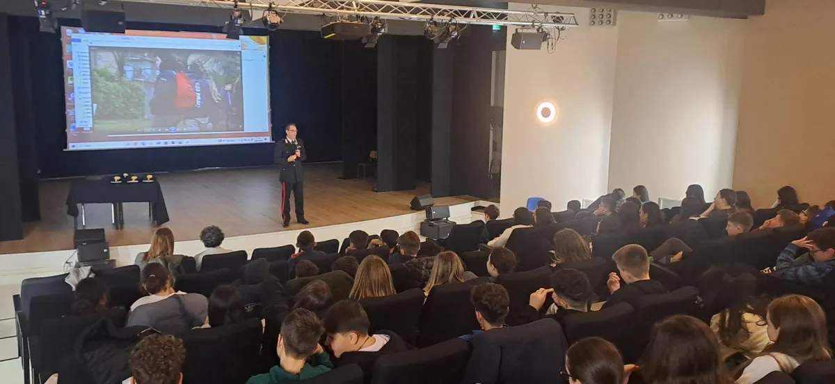 Bullismo e cyberbullismo, i Carabinieri di Spoleto incontrano gli studenti di Campello sul Clitunno: informazione, prevenzione e canali di tutela