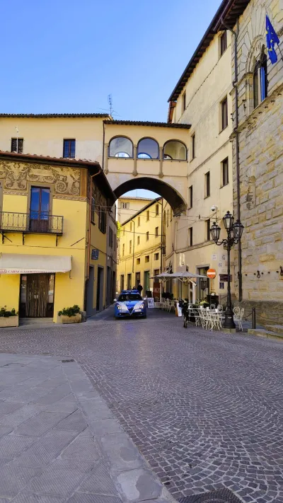 Città di Castello, convince un cliente che ha lo smartphone rotto e gliene fa comprare uno nuovo. Denunciato un commesso