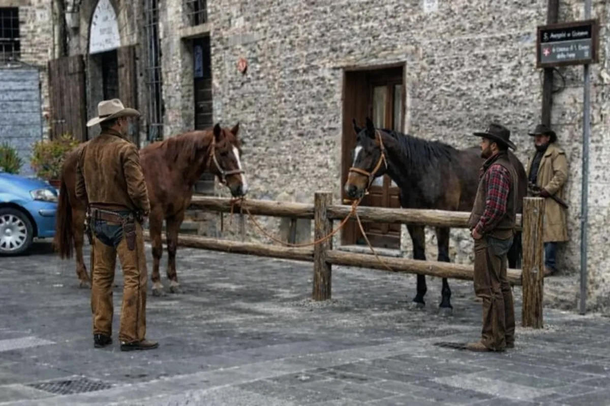 Via del Popolo, tra dissuasori e cavalli: a Gubbio la protesta diventa “far west” e riaccende il dibattito sul decoro urbano