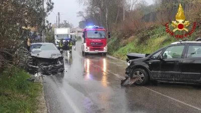 Terni, frontale tra due auto sulla strada di San Rocco: due feriti