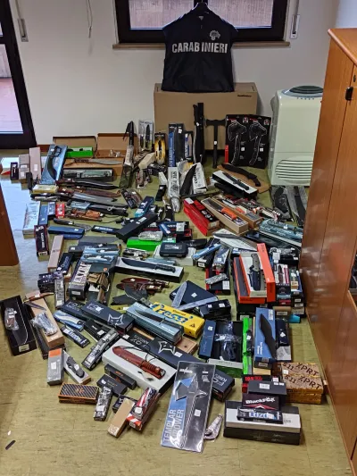 Perugia, sequestrato arsenale di 240 armi bianche: tre denunce tra prostituzione e detenzione abusiva