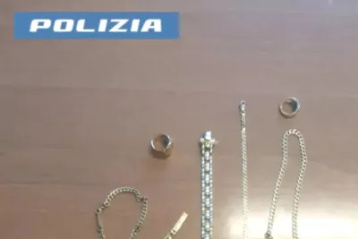 Anziana truffata da due ragazzini a Marsciano. La Stradale li blocca sull'A1 e le restituisce i gioielli