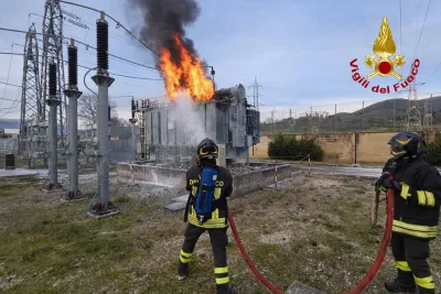 Foligno, incendio alla centrale elettrica: trasformatore in fiamme e blackout in gran parte della città