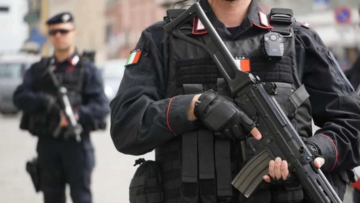 Assisi, arrestato 28enne per spaccio: sequestrati 45 involucri di cocaina, hashish e 770 euro in contanti