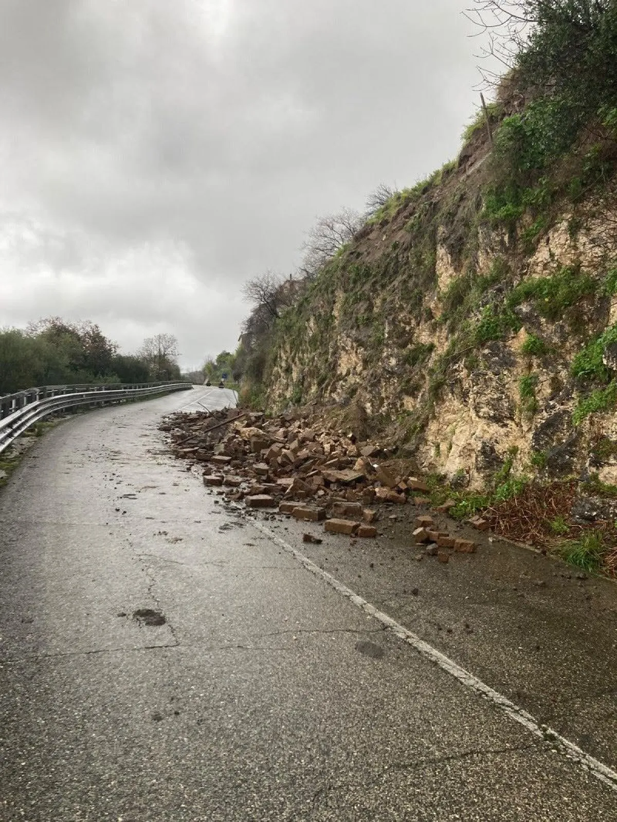 Maltempo, frana a Calvi dell'Umbria. Disagi in provincia di Terni