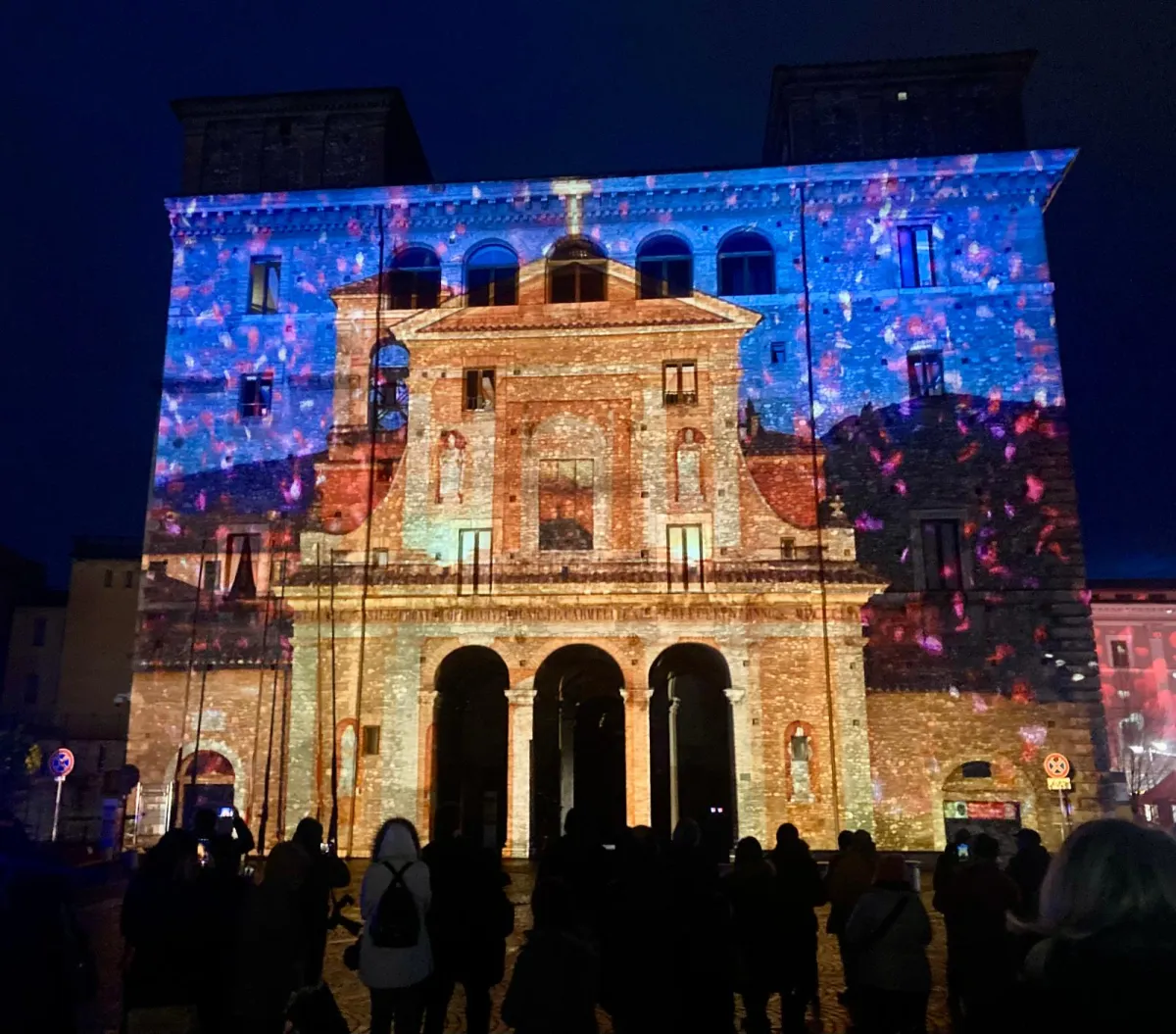 A Terni il suggestivo videomapping dedicato a San Valentino. La sorpresa finale: una proposta di matrimonio