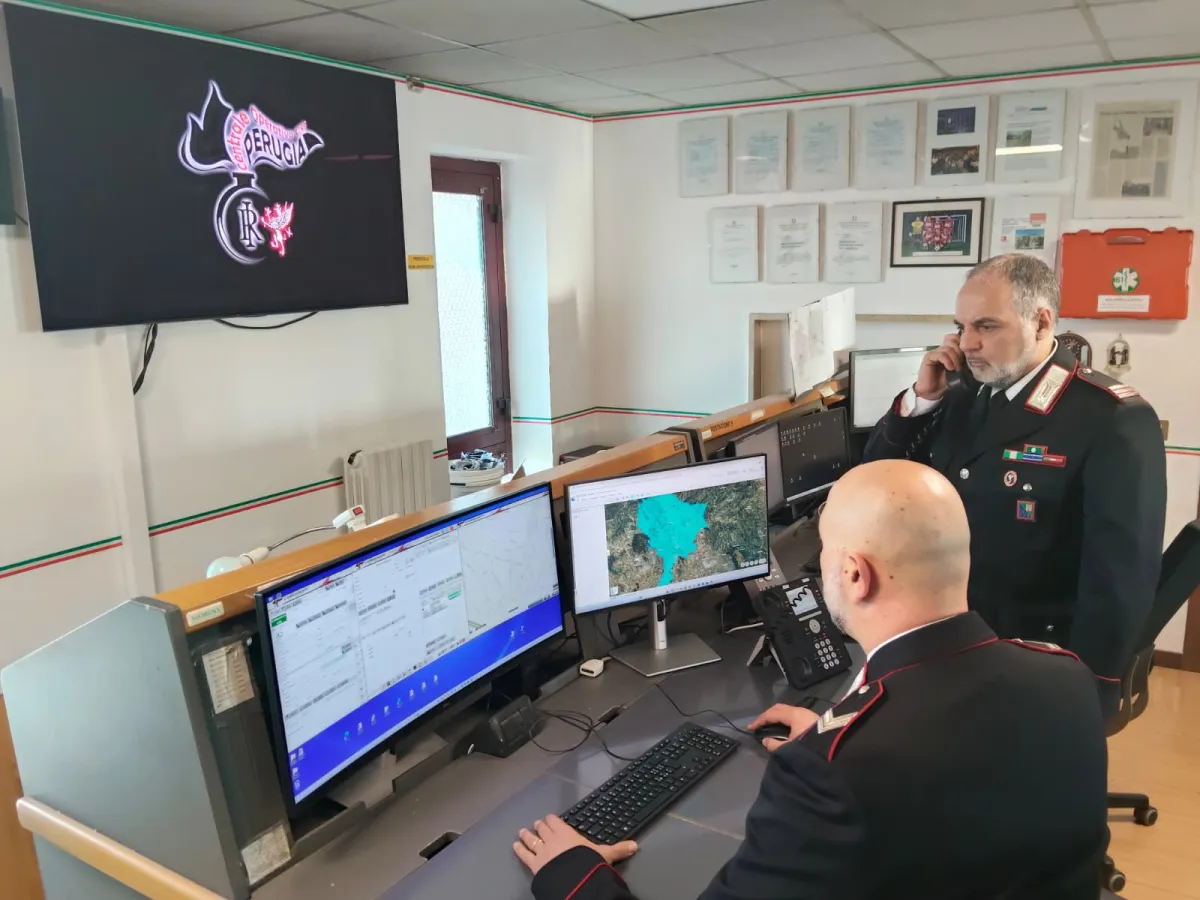 Truffa dell'incidente a Perugia, il pensionato chiama il 112 mentre la moglie parla con i falsi carabinieri: coppia arrestata