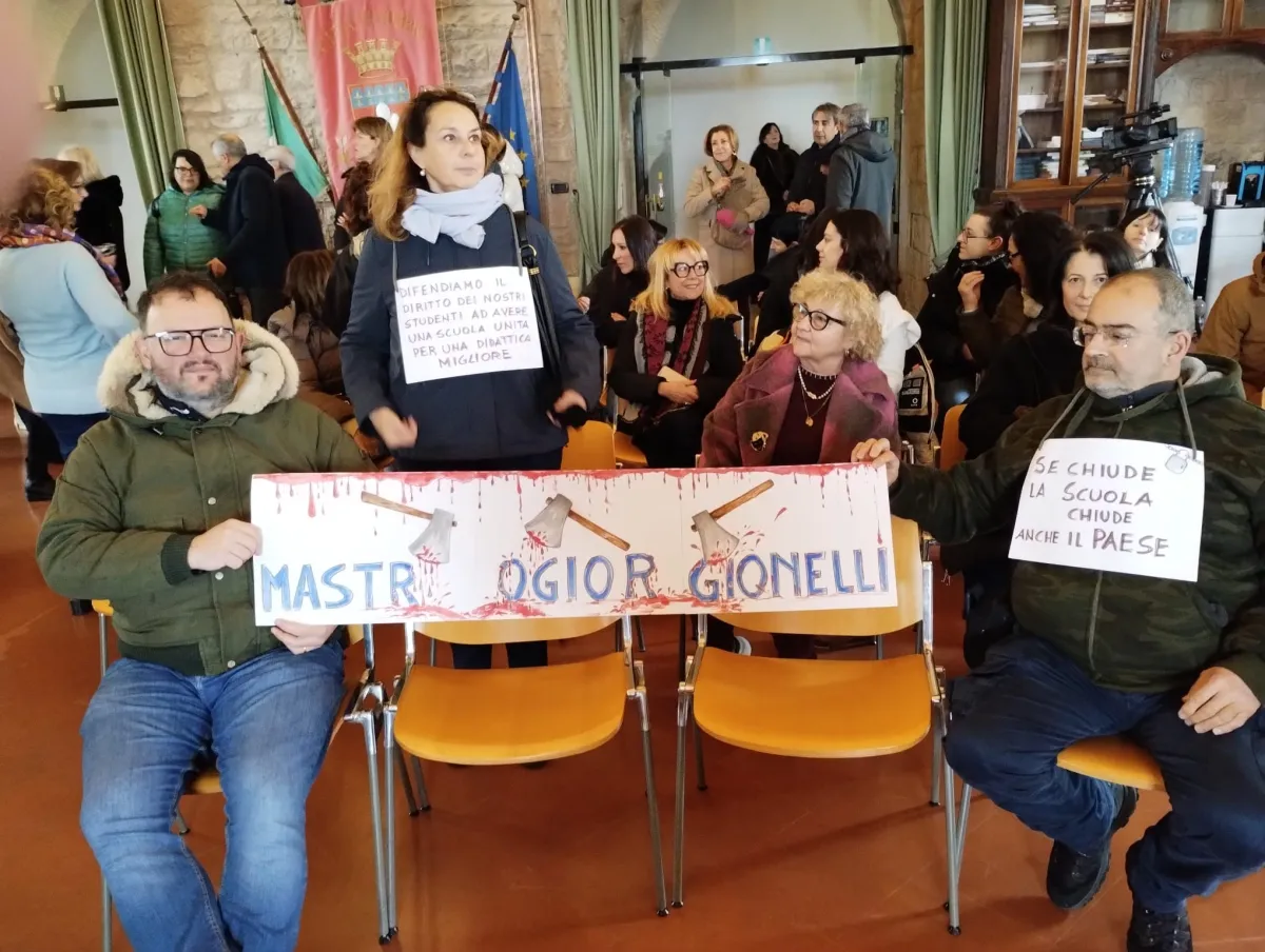 Gubbio, protesta nella Sala Consiliare per la scuola Mastro Giorgio-Nelli: docenti, studenti e famiglie contro il dimensionamento