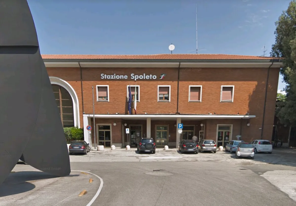 Spoleto, tragedia alla stazione: 40enne cerca di salire sul treno ma viene travolto
