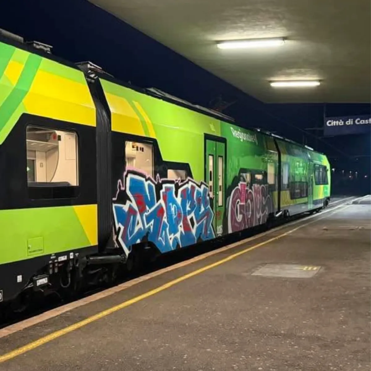 Umbria, treni Minuetto vandalizzati: botta e risposta tra Melasecche e De Rebotti: "Inaccettabile"; subito ripulito"