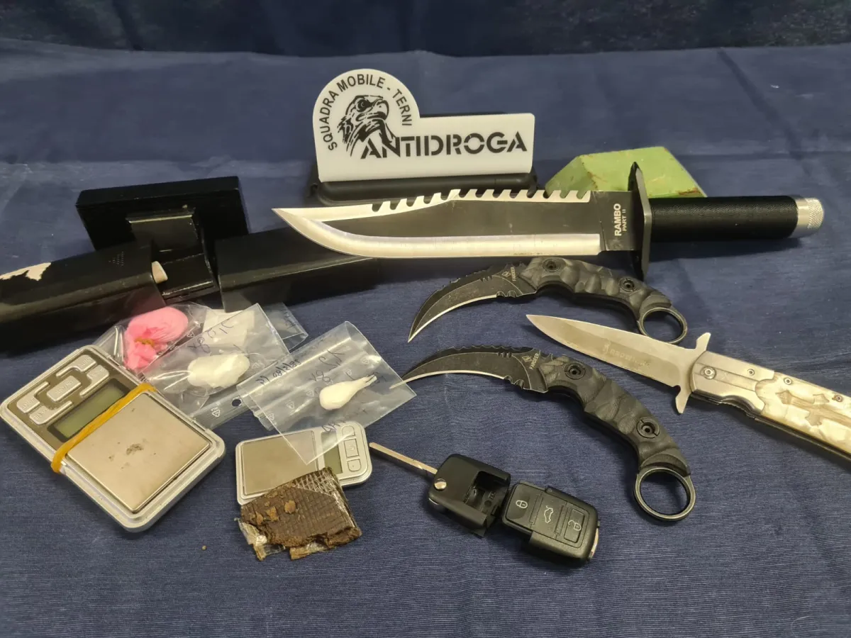 Spaccio nel centro di Terni, pusher colombiano arrestato con droga e armi: in casa aveva ascia e storditore