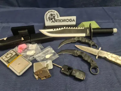 Spaccio nel centro di Terni, pusher colombiano arrestato con droga e armi: in casa aveva ascia e storditore