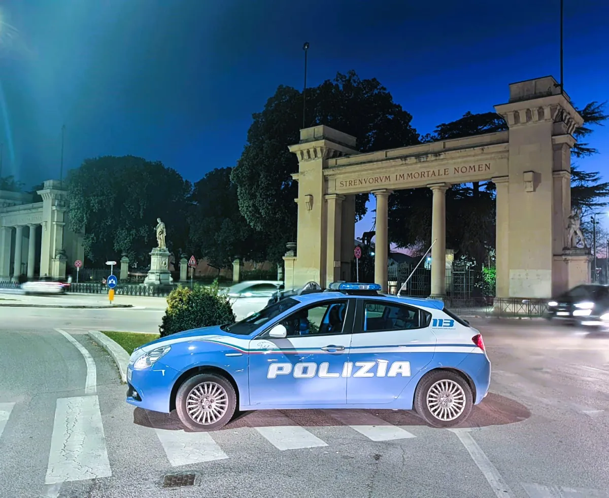 Foligno, ruba un paio di scarpe in un negozio e prende a pugni il titolare. Arrestato un 34enne