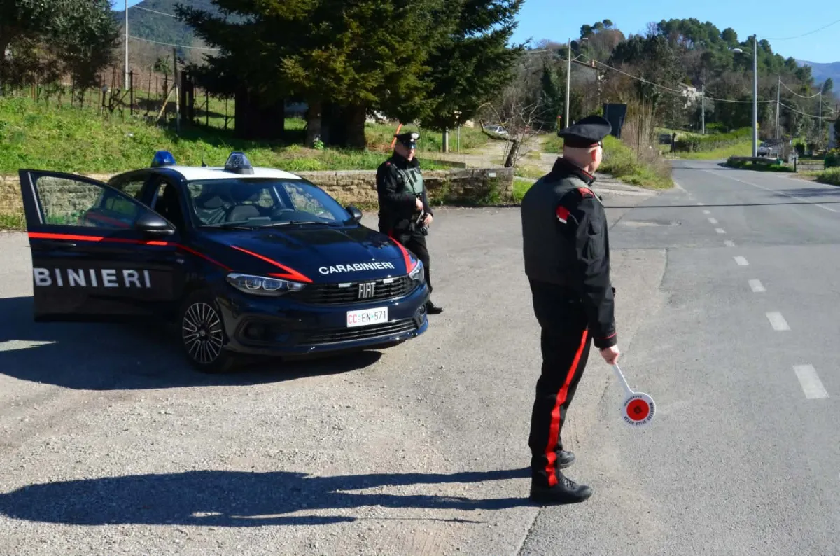 Terni: tenta di disfarsi dell'hashish lanciando il borsello, arrestato dai Carabinieri