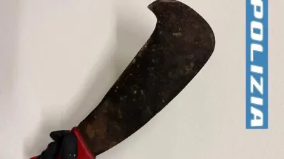 Assisi, trovato in auto con taniche di carburante vuote e un'accetta di 30 cm: denunciato