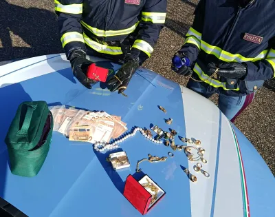 Baschi, truffatore fermato sull'A1 con gioielli e contanti: indagini si allargano nel Padovano