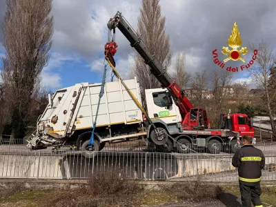 Fossato di Vico, guasto strutturale a un camion della nettezza urbana: intervento dei Vigili del Fuoco