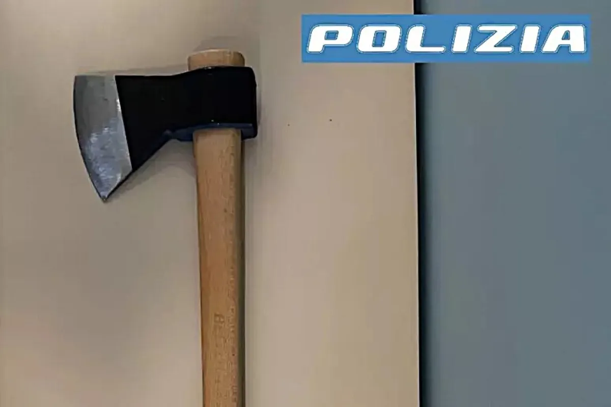 Terrore a Perugia, aggredisce una donna con l'accetta e fa cadere un bimbo dal passeggino: 21enne in TSO denunciato per lesioni