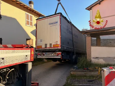 Nocera Umbra, tir rimane incastrato in una via: evacuati una donna e due bambini