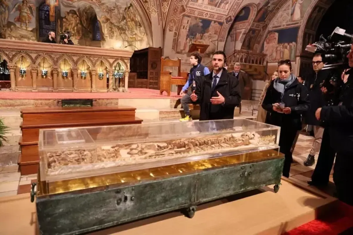 Assisi, giornata storica per l'ostensione di San Francesco: pellegrini in fila dalle 5 davanti alla teca nella Basilica Inferiore