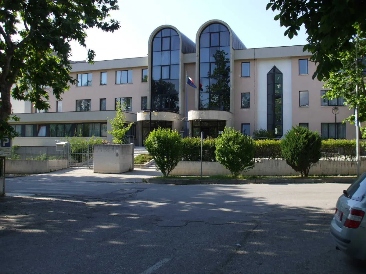 Gualdo Tadino, 13enne rischia di soffocare a scuola: salvata dalla professoressa