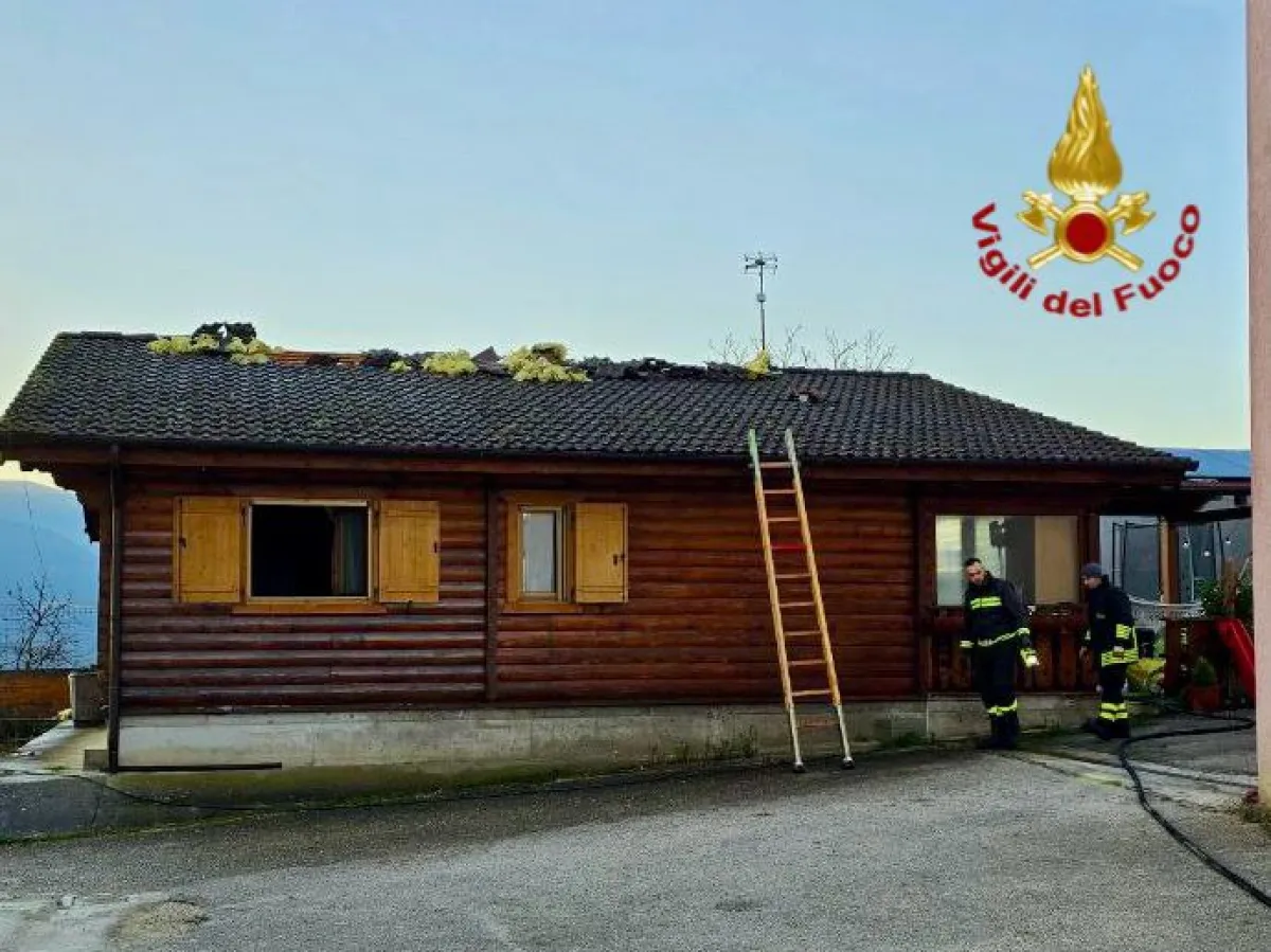 Sellano, incendio all'alba in un'abitazione di legno: tre persone tratte in salvo dai vigili del fuoco