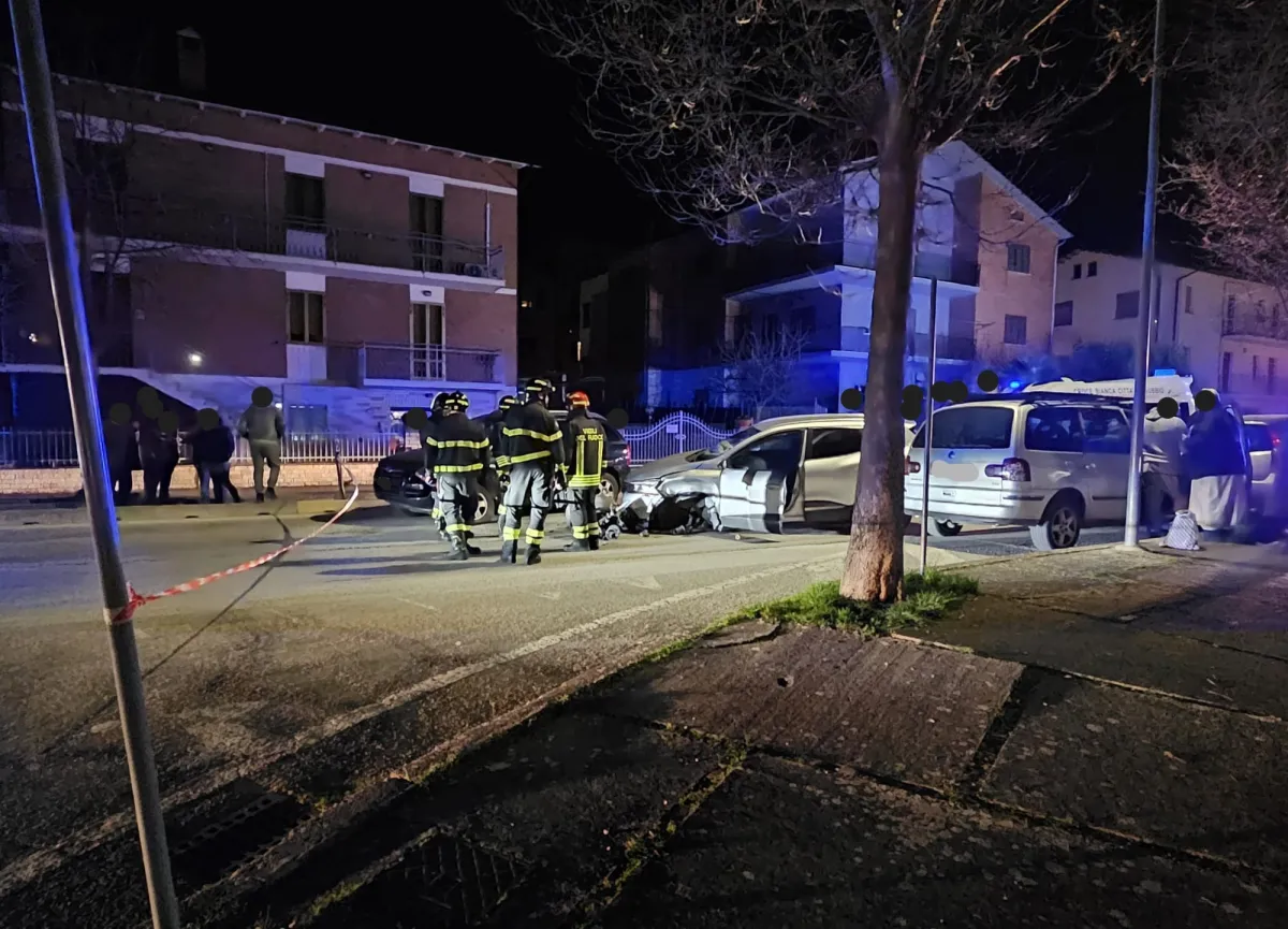 Incidente in via Leonardo da Vinci a Gubbio, scontro tra Suv e station wagon: una donna in ospedale
