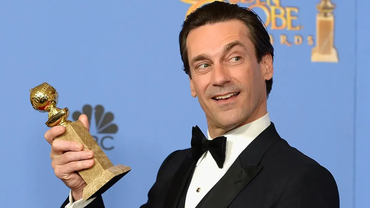 Velluto, seta e cashmere sul red carpet: Jon Hamm sceglie Brunello Cucinelli per la premiere di “Hoppers” all’El Capitan Theatre di Los Angeles