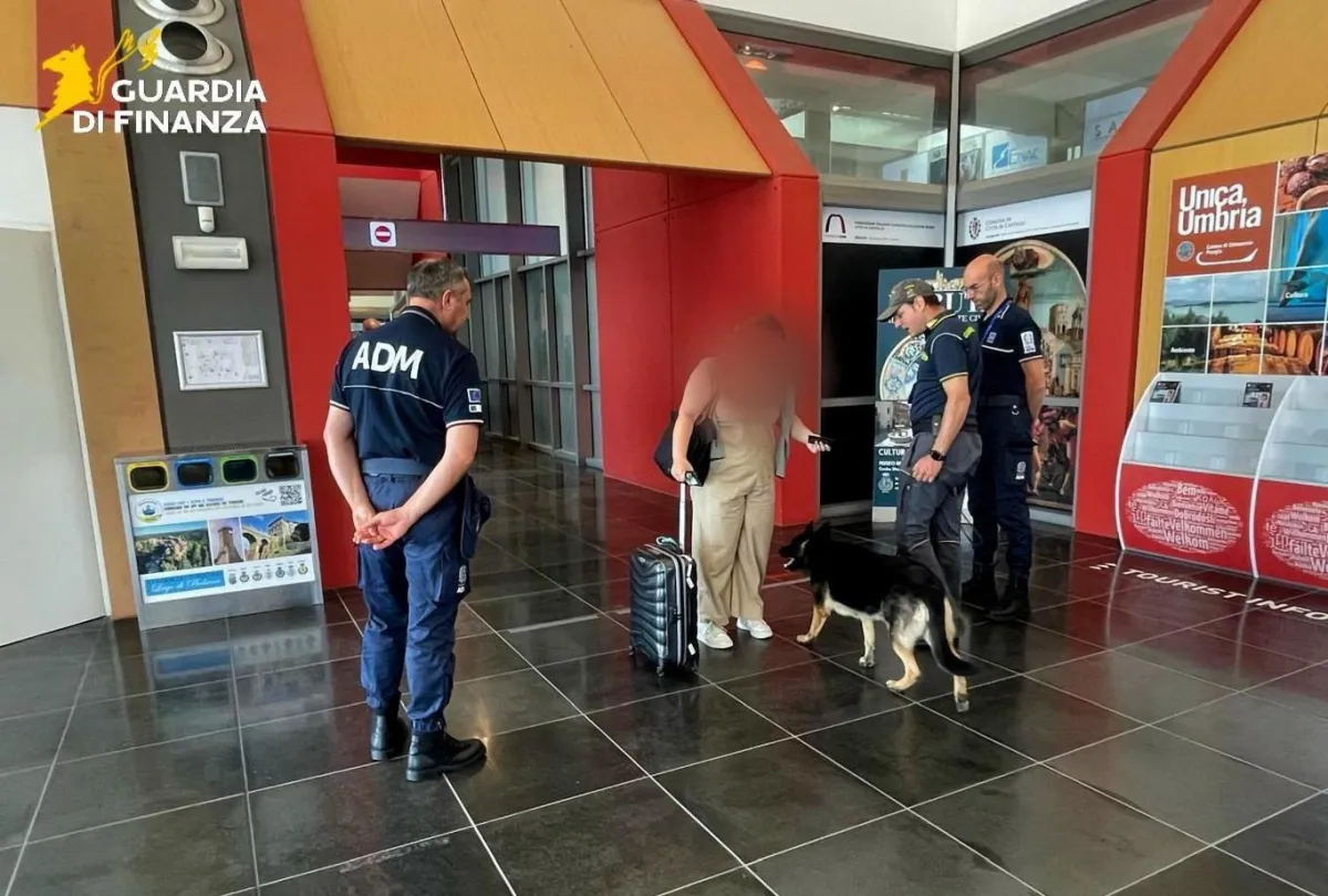 Orologi falsi, troppi contanti e cibi illegali. Il 2025 delle Fiamme Gialle all'aeroporto di Perugia  
