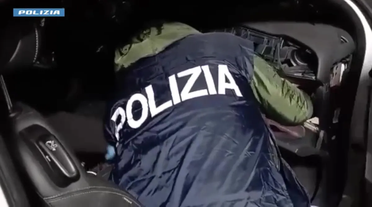 Schianto e droga sulla E45 a San Gemini: sei chili di hashish nell'auto ribaltata, finiscono agli arresti domiciliari