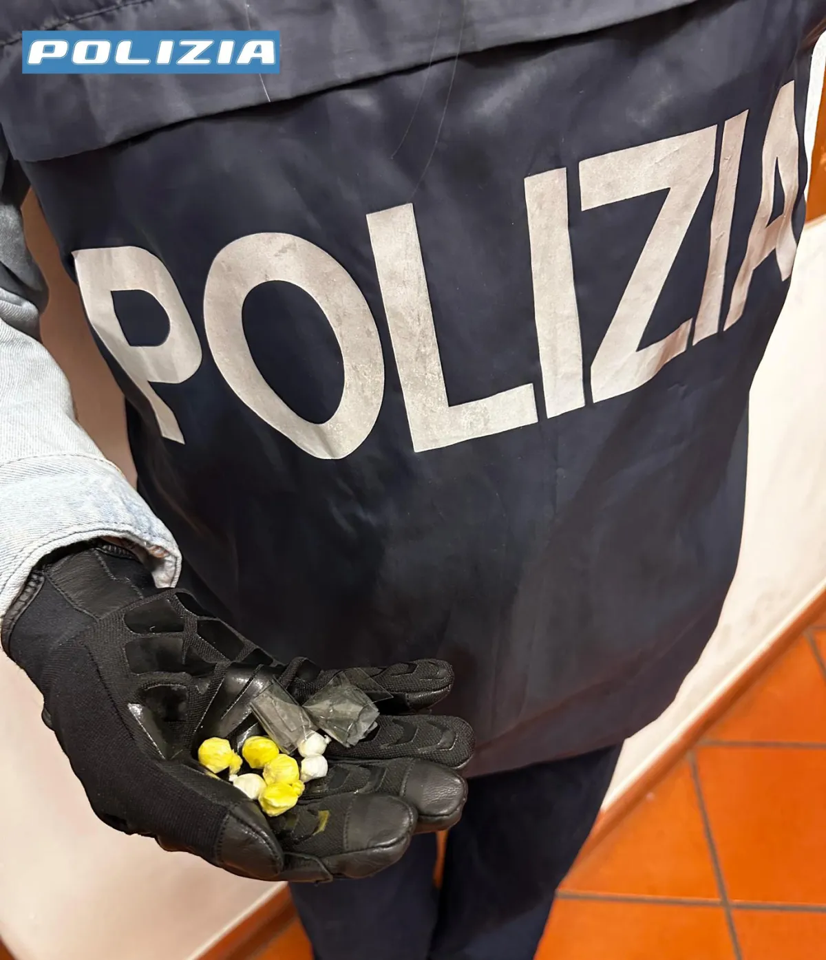 Assisi, getta la cocaina dall'auto durante un controllo. 26enne arrestato e portato a Capanne