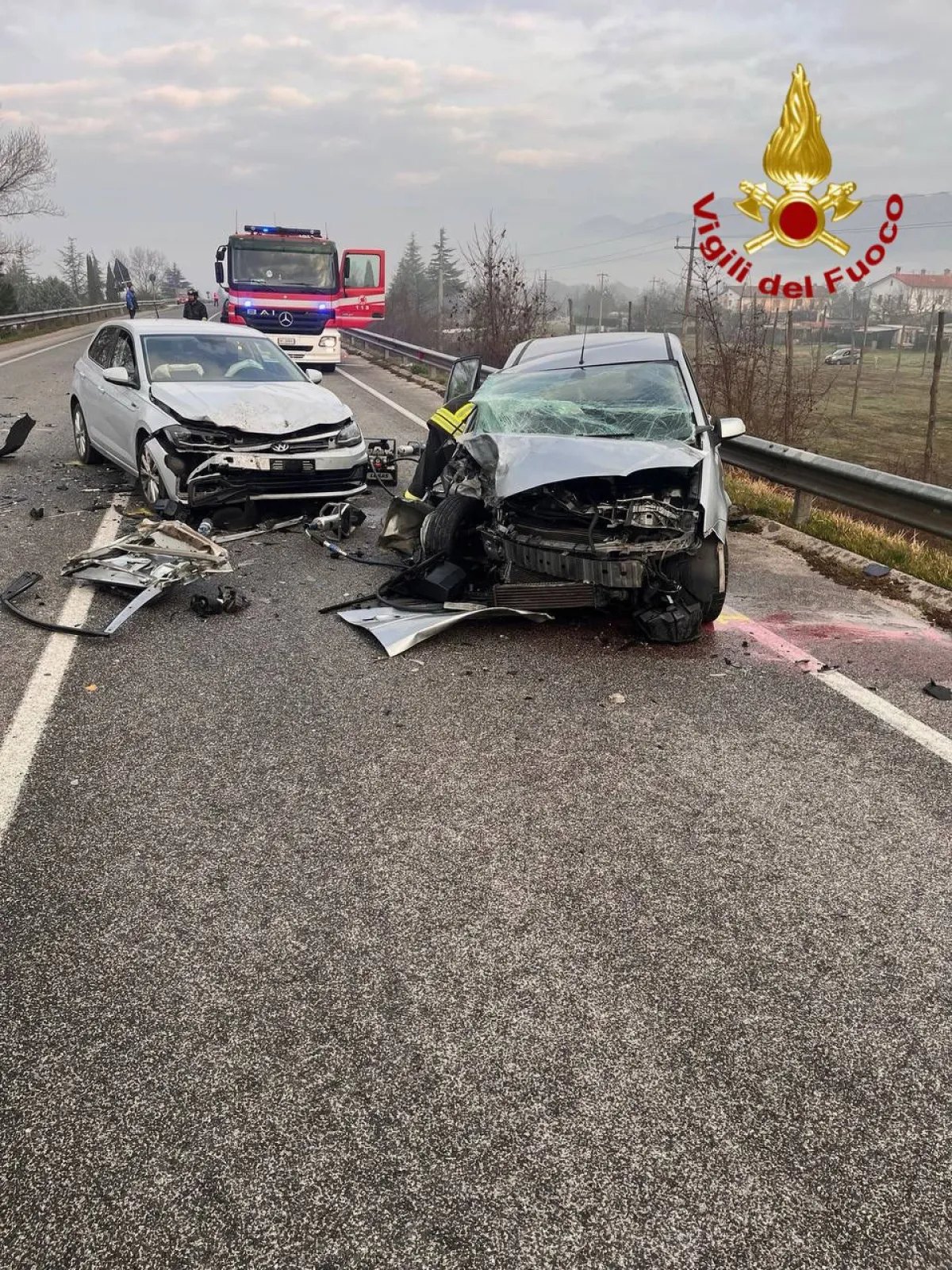 Gubbio, frontale tra tre auto lungo la SS 219: un mezzo precipita nella scarpata. Intervento dei Vigili del fuoco, quattro feriti