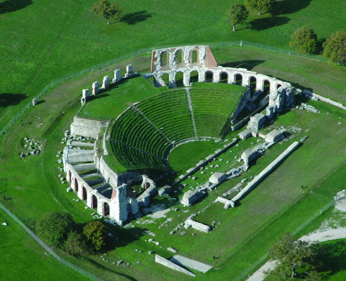 Gubbio, restyling del Teatro Romano: lavori fino a maggio 2026 per rinnovare l’area archeologica
